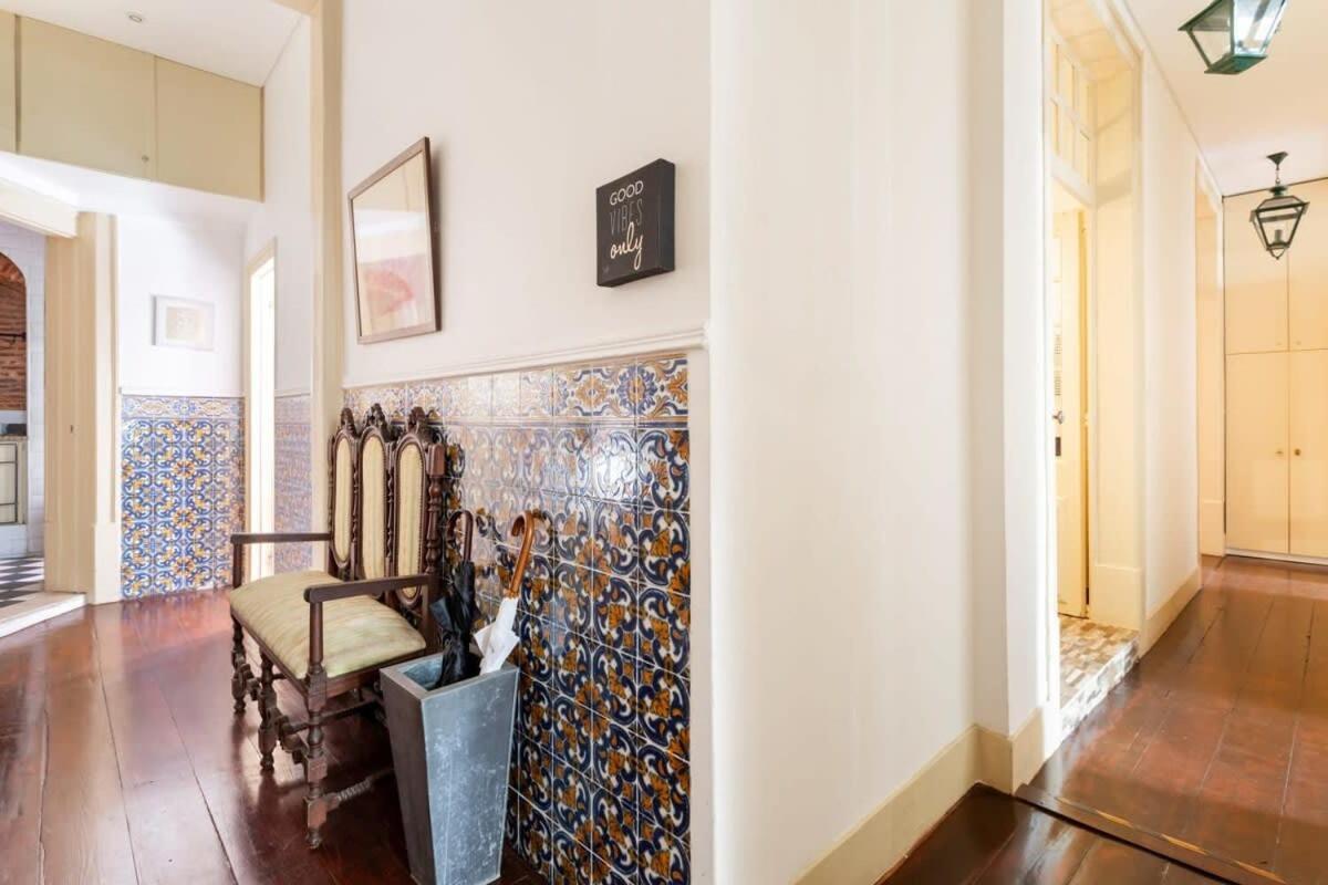 Explore From An Artistic Alfama Apartamento *