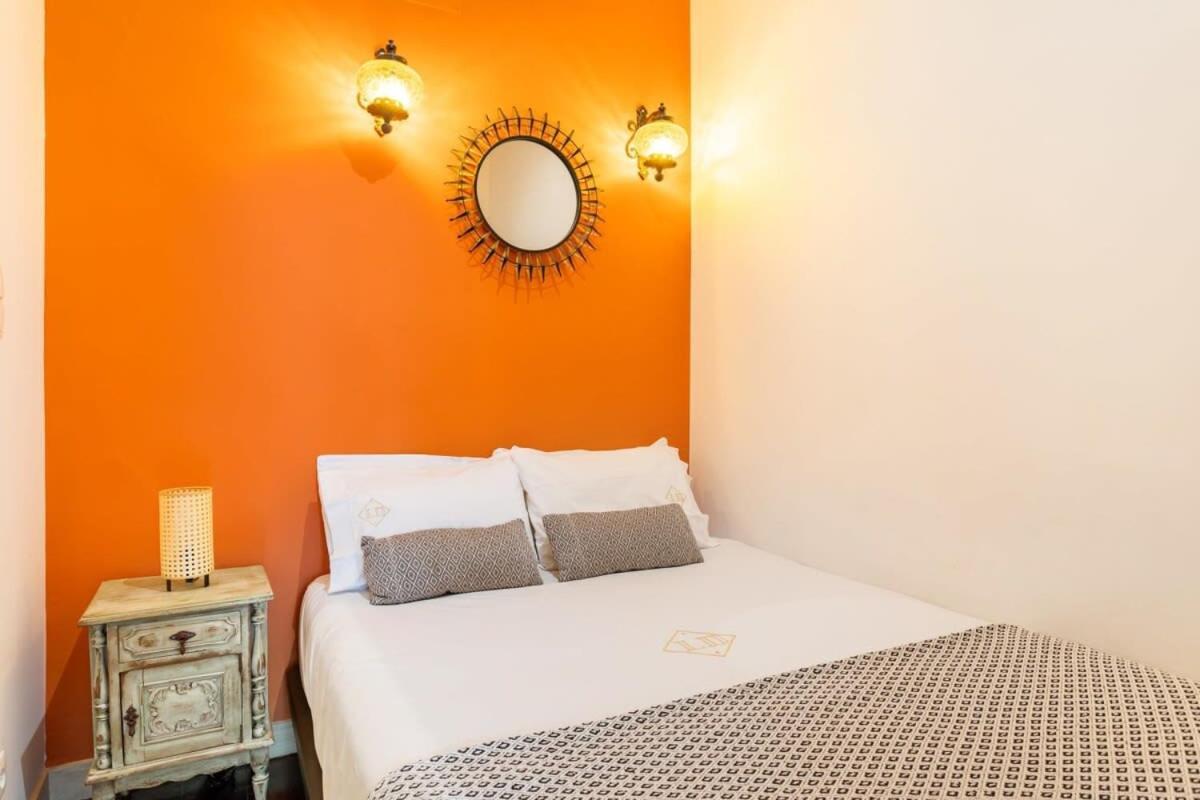 Explore From An Artistic Alfama Apartamento