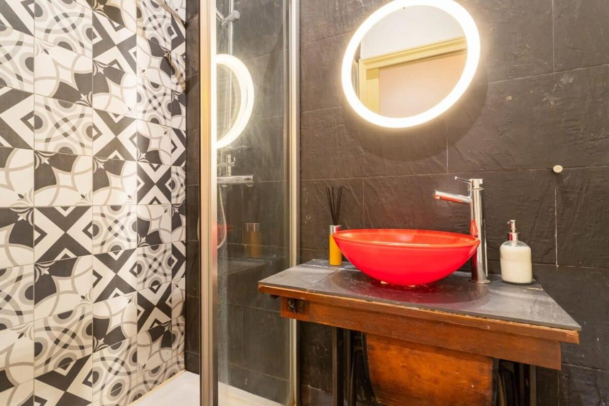 Explore From An Artistic Alfama Lisboa