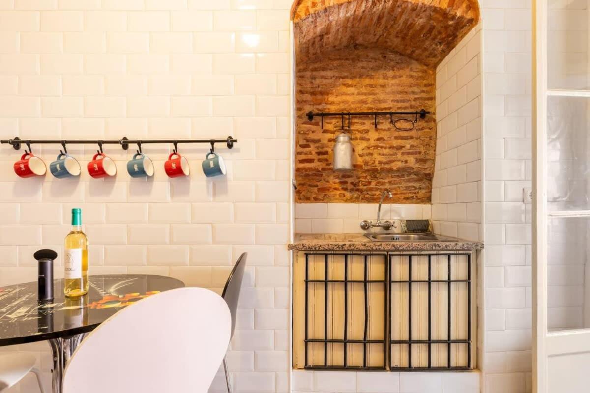 Explore From An Artistic Alfama Apartamento *