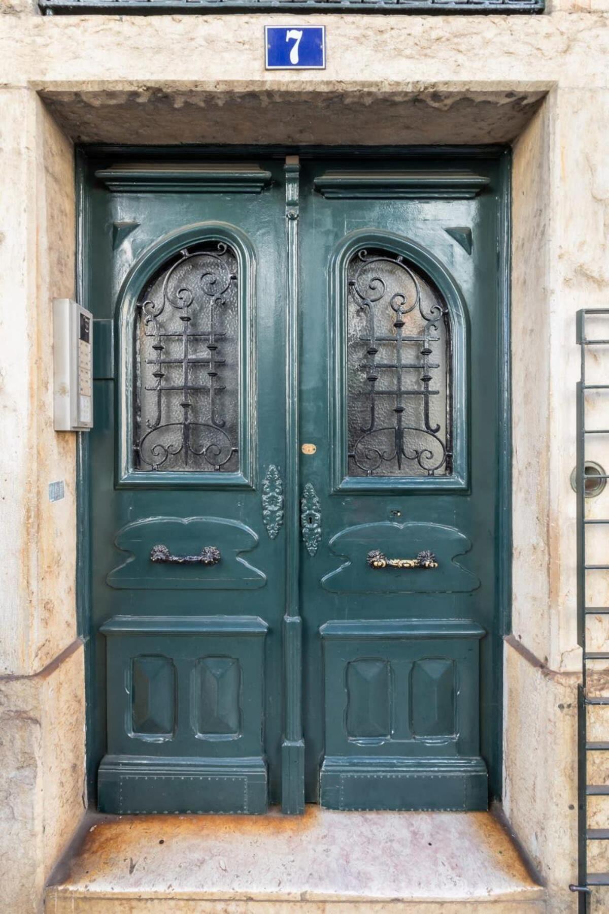 Explore From An Artistic Alfama *
