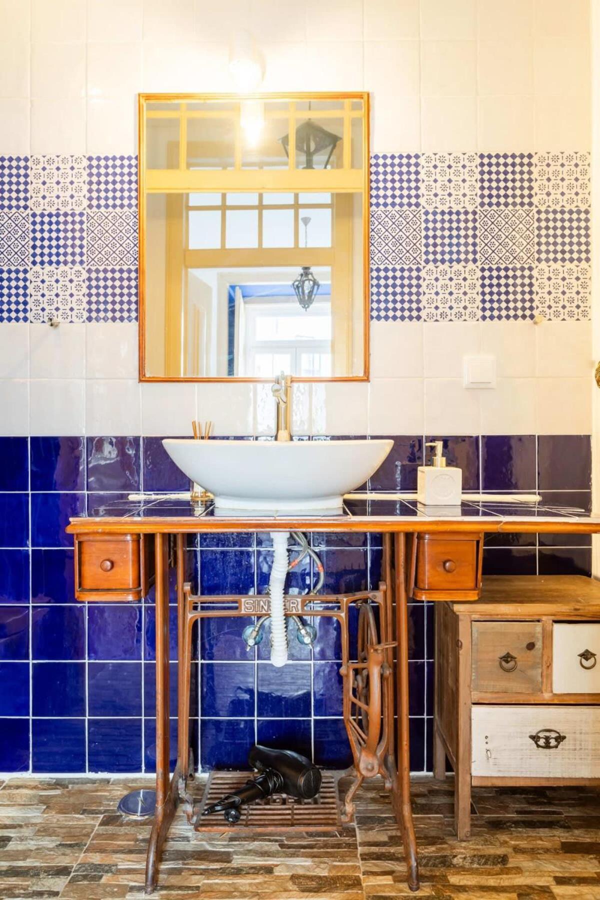 Explore From An Artistic Alfama * Lisboa